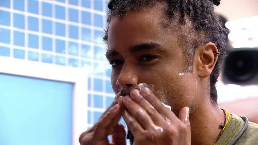 Diogo Almeida retirando a barba no BBB 25