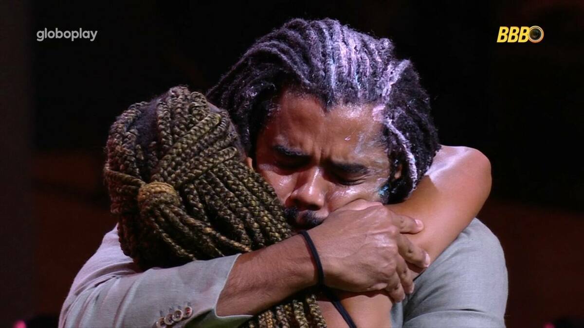 Diogo e Aline abraçados em trecho do Sincerão no BBB 25