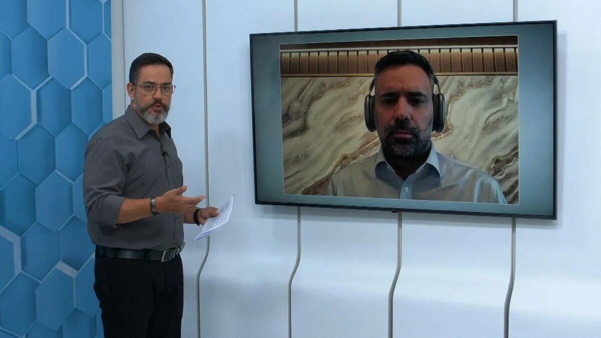 Eduardo Miranda, em frente ao telão, em trecho do Aparecida Debate