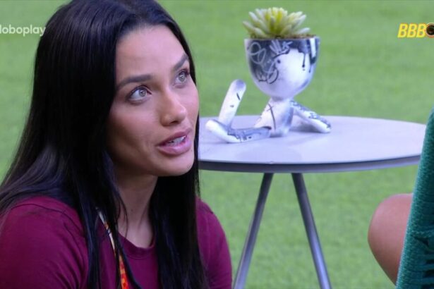 Eva em conversa na área externa do BBB 25