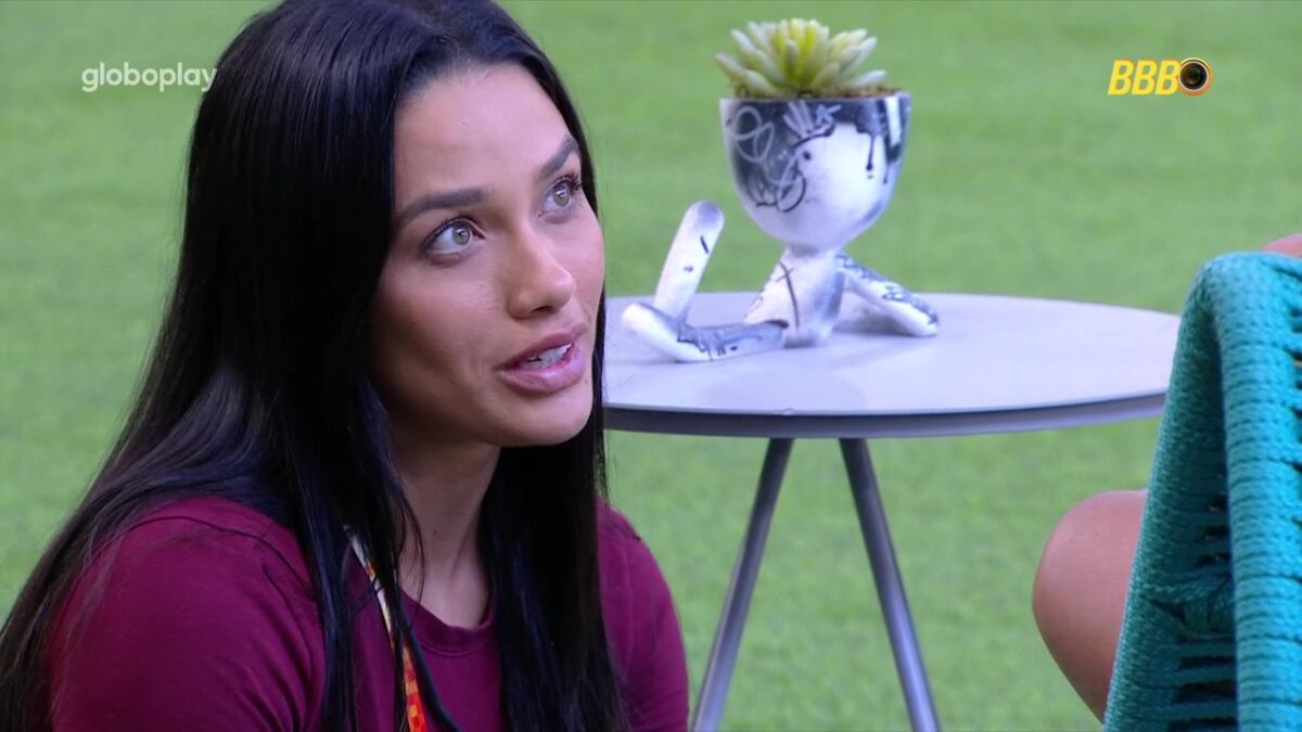 Eva em conversa na área externa do BBB 25