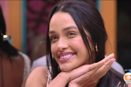 Eva no sofá do BBB 25, com o resto alegre