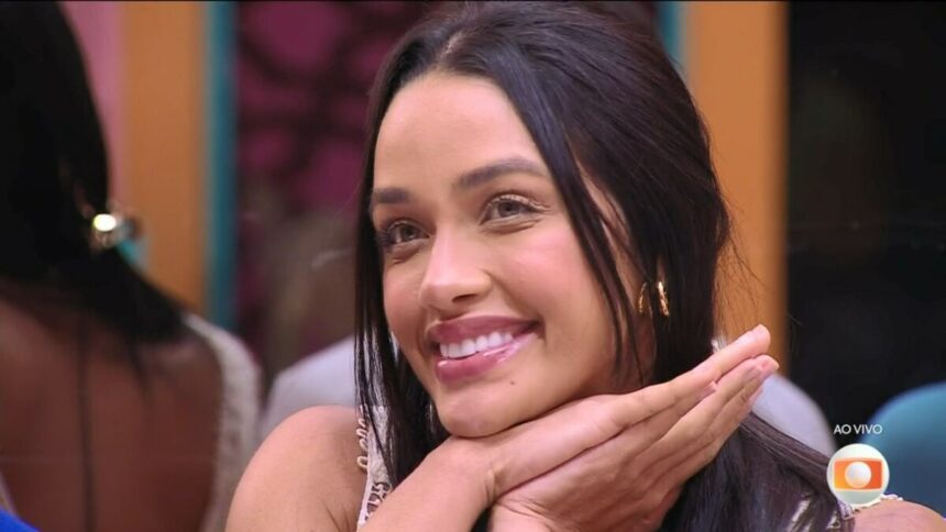 Eva no sofá do BBB 25, com o resto alegre