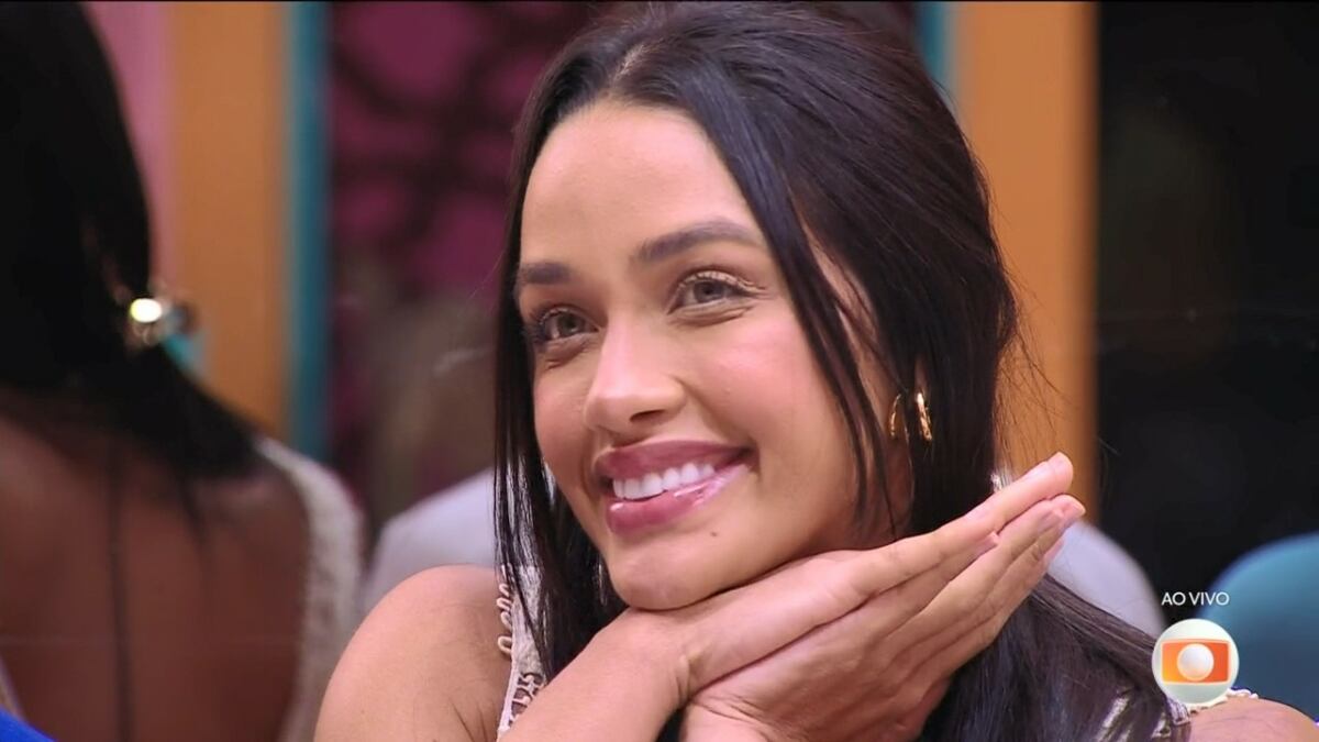 Eva no sofá do BBB 25, com o resto alegre