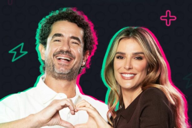 Felipe Andreoli e Rafa Brites fazem coração com a mão e sorriem em foto promocional do Power Couple Brasil 7 na RECORD