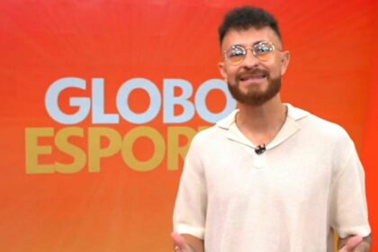 Fred Bruno em frente ao telão no cenário do Globo Esporte