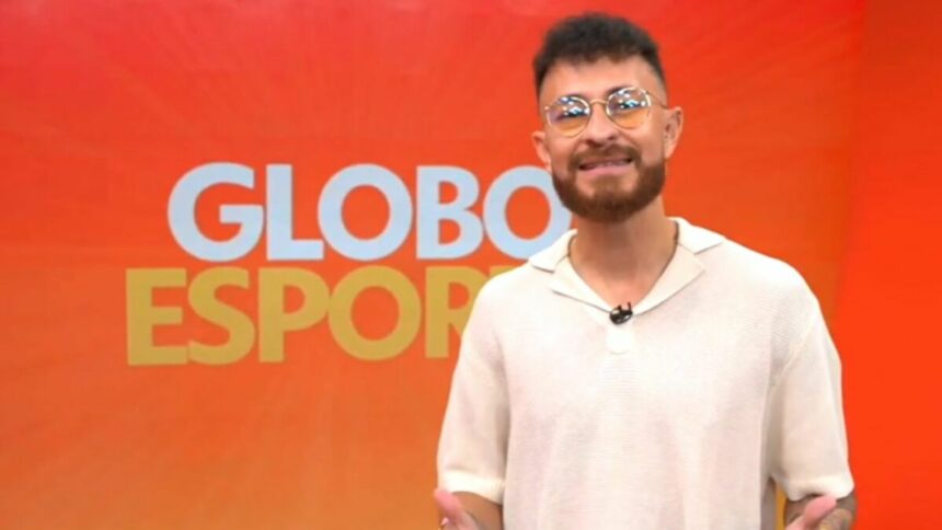 Fred Bruno em frente ao telão no cenário do Globo Esporte