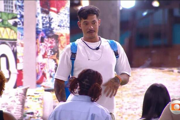 Gabriel, com a mochila nas costas, em um discurso no BBB 25