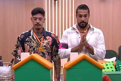 Gabriel e Maike em dinâmica das casinhas no Apê do Líder no BBB 25