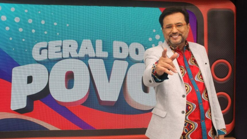 Geraldo Luís sorridente no estúdio do Geral do Povo