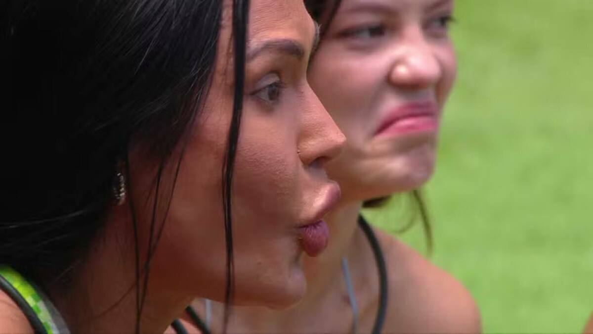 Gracyanne em conversa na área externa do BBB 25