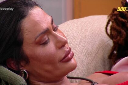 Gracyanne Barbosa chorando no sofá da área externa do BBB 25