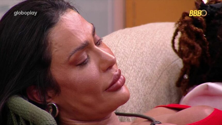 Gracyanne Barbosa chorando no sofá da área externa do BBB 25