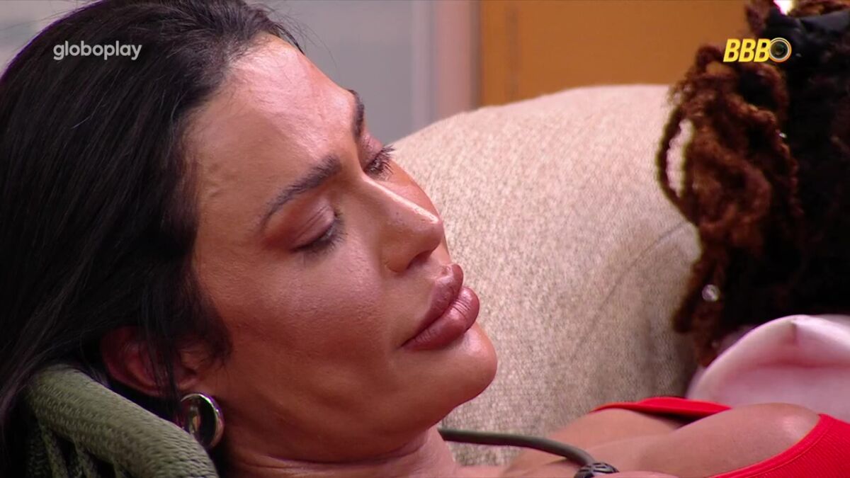 Gracyanne Barbosa chorando no sofá da área externa do BBB 25