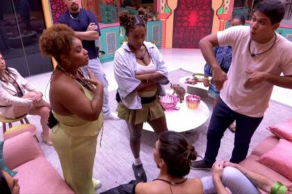 Guilherme, Camilla, Thamiris e Vitória reunidos na sala do BBB 25