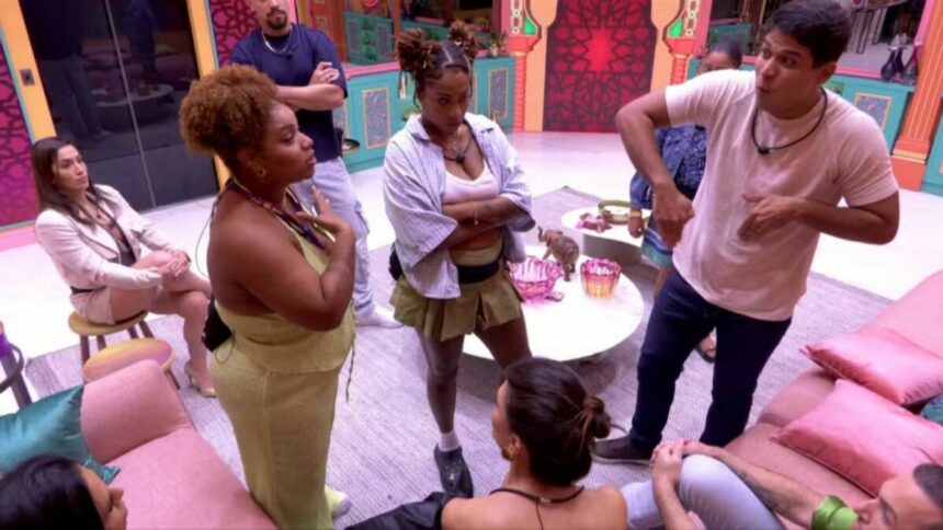 Guilherme, Camilla, Thamiris e Vitória reunidos na sala do BBB 25