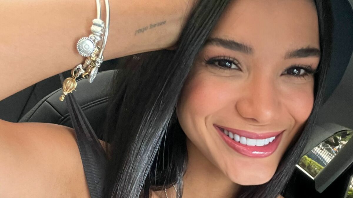 Jakelyne Oliveira em foto posada sorridente
