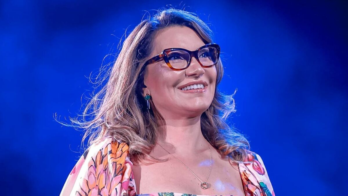Janja sorridente no palco de um evento