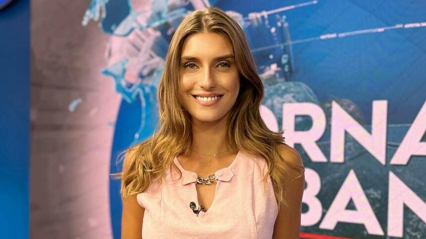 Joana Treptow em pé no cenário do Jornal da Band