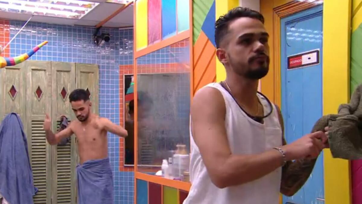 João Pedro e João Gabriel no banheiro do BBB 25