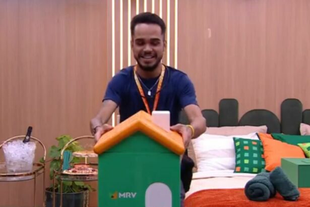 João Pedro levantando o telhado de uma casinha verde no Apê do Líder no BBB 25