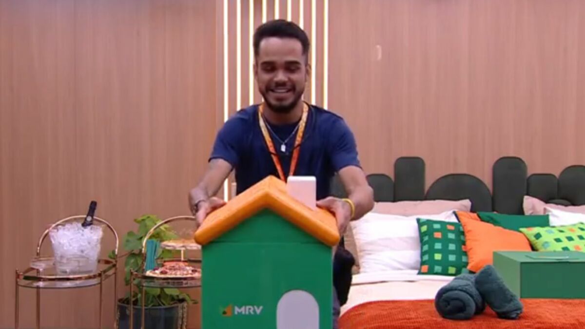 João Pedro levantando o telhado de uma casinha verde no Apê do Líder no BBB 25