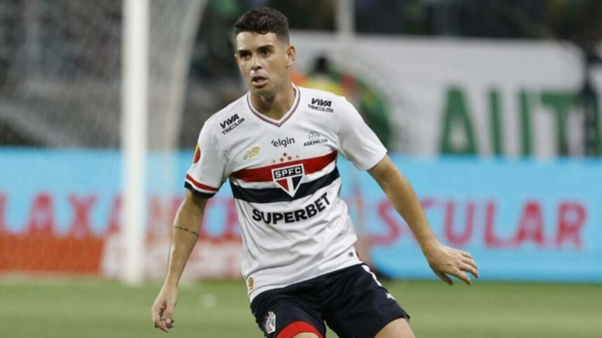 Jogador Oscar em campo com a camisa do São Paulo