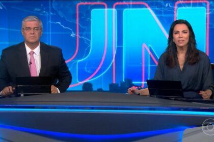 Flávio Fachel e Ana Paula Araújo com semblantes sérios na abertura do Jornal Nacional do dia 21/02/2025