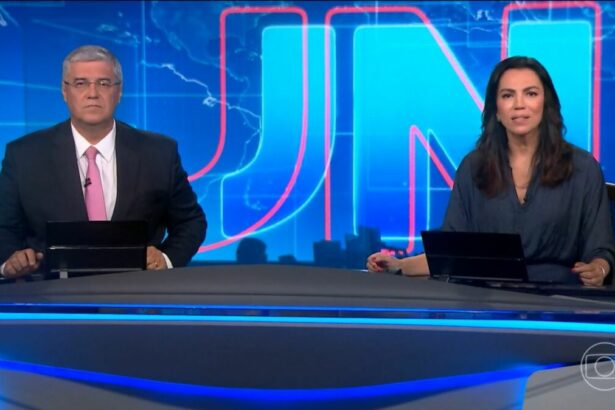 Flávio Fachel e Ana Paula Araújo com semblantes sérios na abertura do Jornal Nacional do dia 21/02/2025