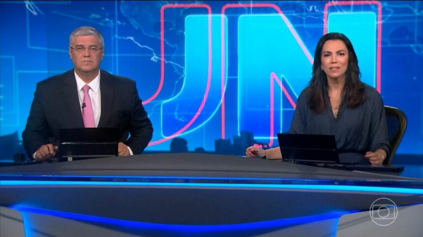 Flávio Fachel e Ana Paula Araújo com semblantes sérios na abertura do Jornal Nacional do dia 21/02/2025