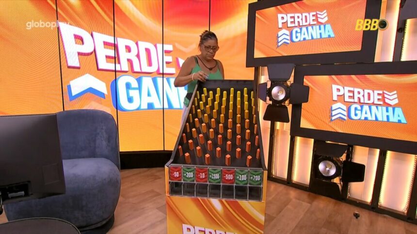 Joselma atrás do painel, em trecho da dinâmica 'Perde e Ganha' do BBB 25