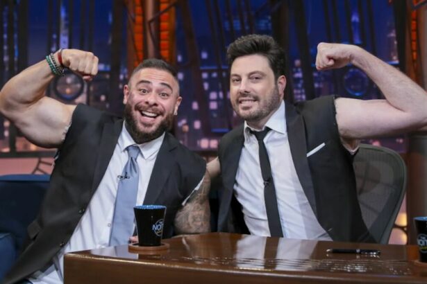 Leo Stronda e Danilo Gentili, fazendo o "muque" com o braço em foto posada do The Noite