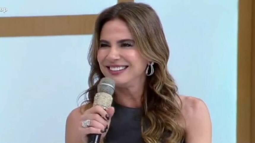 Luciana Gimenez sorridente no sofá do SuperPop