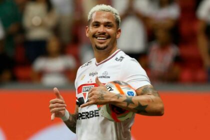 Jogador Luciano, com uma bola embaixo do braço, com a camisa do São Paulo