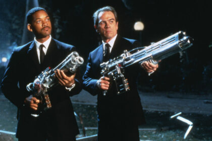 Tommy Lee Jones e Will Smith em trecho do filme MIB: Homens de Preto