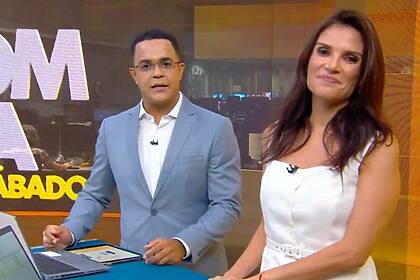 Marcelo Pereira e Sabina Simonato em frente ao leão no cenário do Bom Dia Sábado