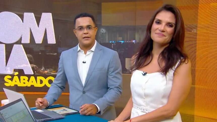 Marcelo Pereira e Sabina Simonato em frente ao leão no cenário do Bom Dia Sábado