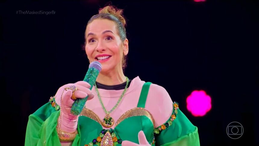 Maria Beltrão, após ser desmascarada como Jade, no The Masked Singer Brasil