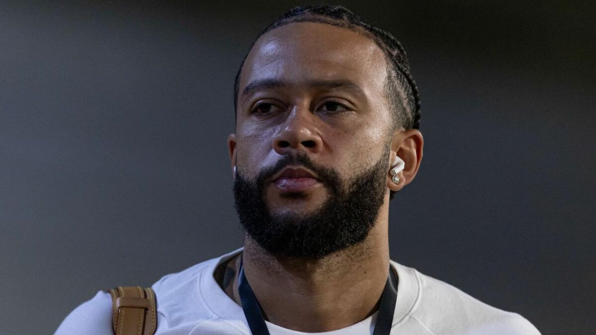 Memphis Depay com a camisa do Corinthians