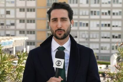 Murilo Salviano, em entrada ao vivo na porta do hospital onde o Papa está internado