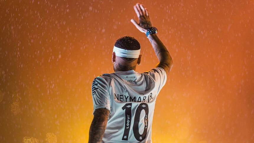 Neymar, com a camisa 10, de costas, em trecho da apresentação no Santos