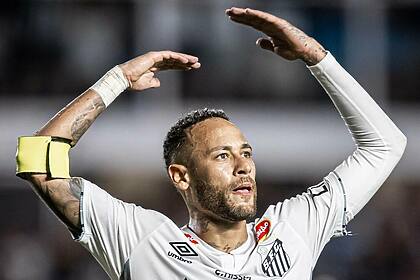 Neymar com os braços estendidos em trecho da reestreia pelo Santos