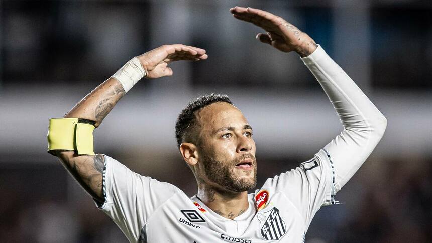 Neymar com os braços estendidos em trecho da reestreia pelo Santos