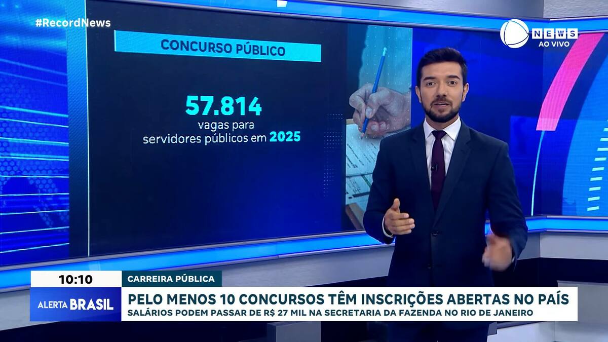 Jhonatan Mazini ao lado do megatelão do novo cenário da Record News