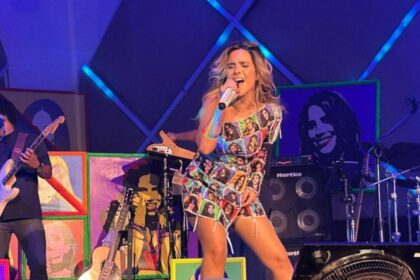 Wanessa Camargo cantando em seu show segurando um microfone