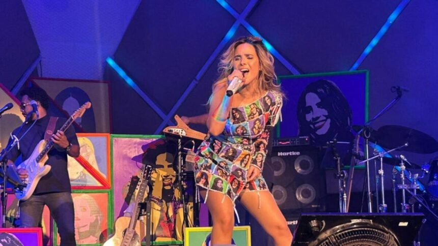 Wanessa Camargo cantando em seu show segurando um microfone