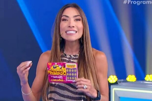 Patricia Abravanel segurando um bilhete e sorrindo, em trecho do sorteio da Tele Sena