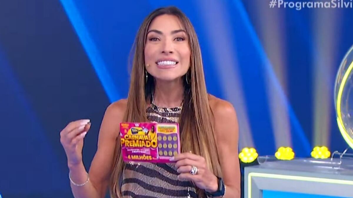 Patricia Abravanel segurando um bilhete e sorrindo, em trecho do sorteio da Tele Sena
