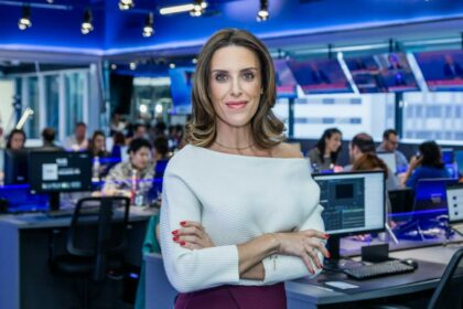 Paula Monteiro em foto posada na redação do canal Times Brasil - CNBC