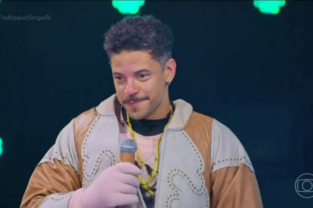Paulo Lessa, após ser desmascarado como Jesuíno, no The Masked Singer Brasil